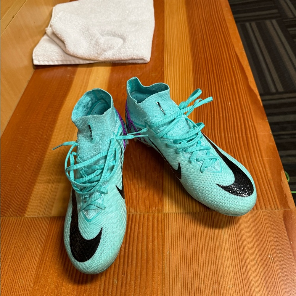 Nike - Picture 4 of 4